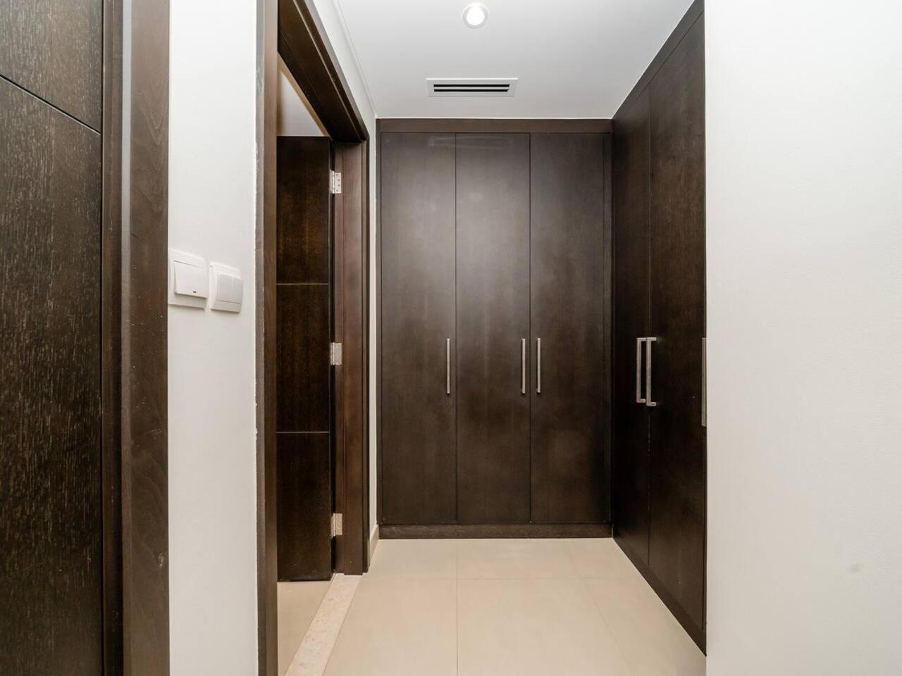 Stylish 2 Bedroom With Stunning Creek And Skyline Views
