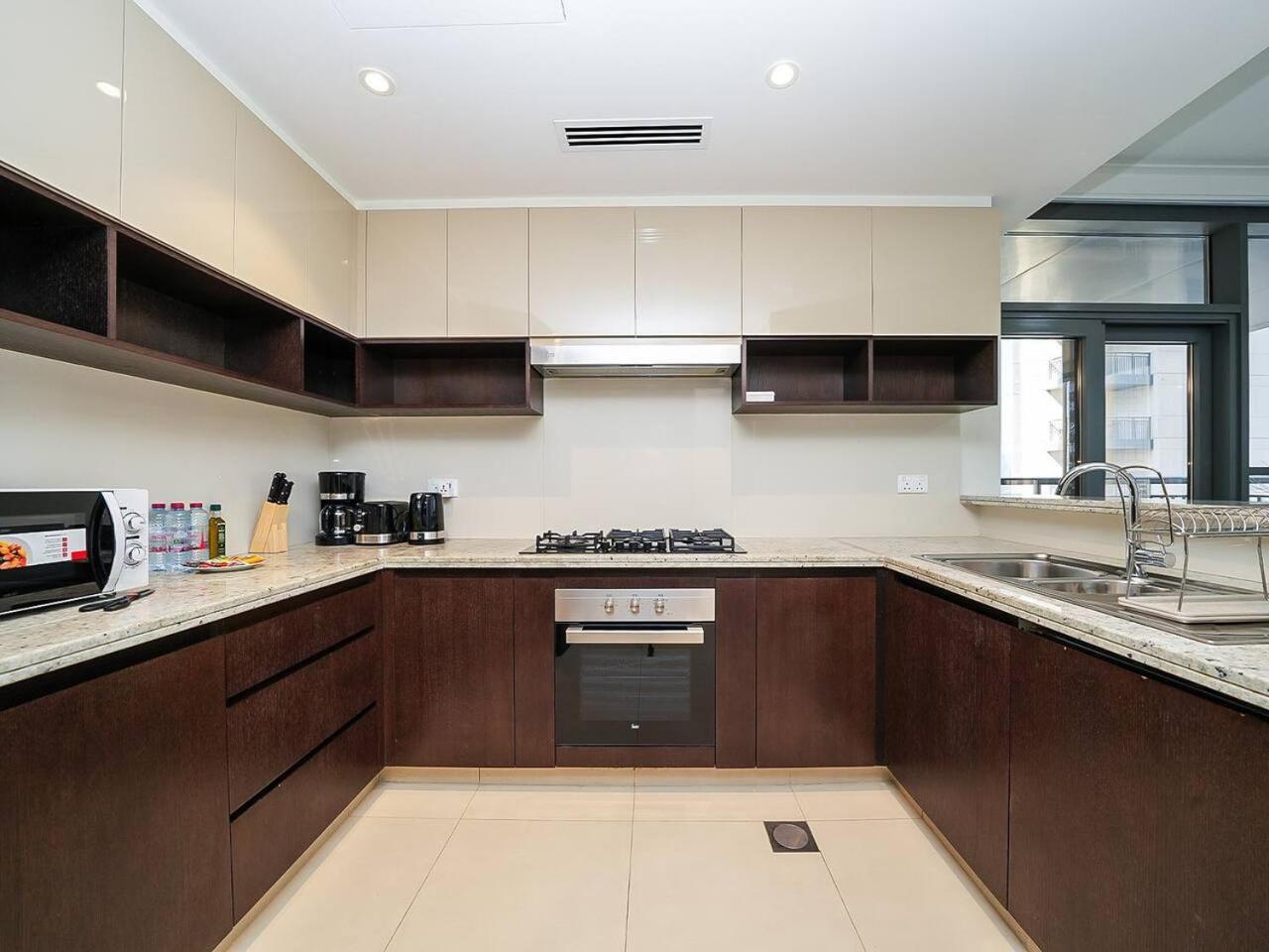 Stylish 2 Bedroom With Stunning Creek And Skyline Views Apartment *