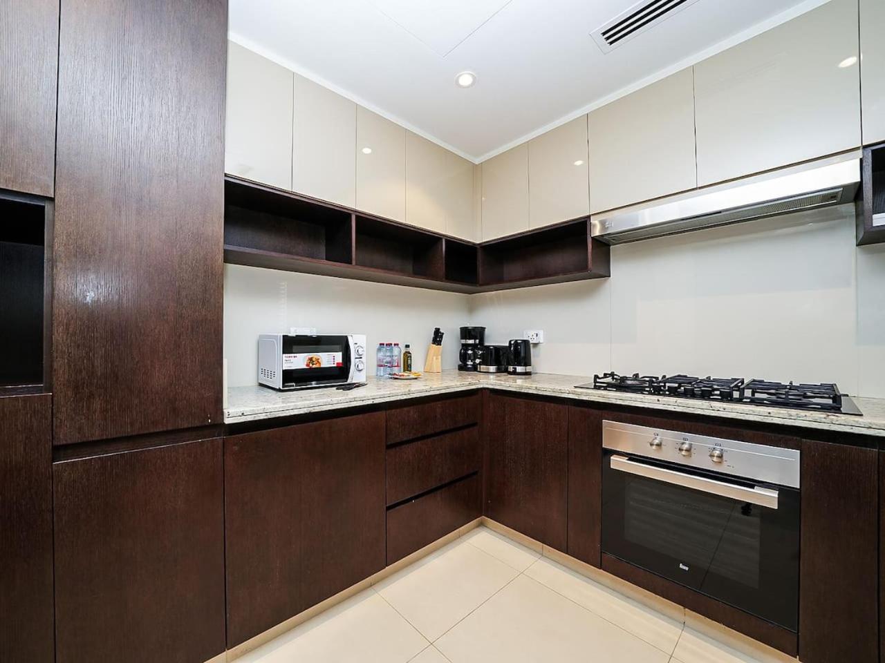 Stylish 2 Bedroom With Stunning Creek And Skyline Views Apartment *