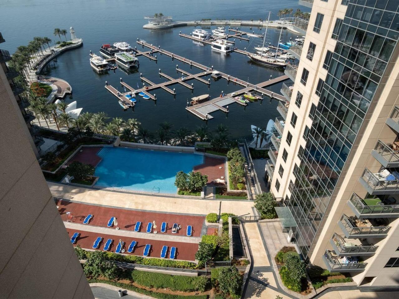 Stylish 2 Bedroom With Stunning Creek And Skyline Views Apartment *