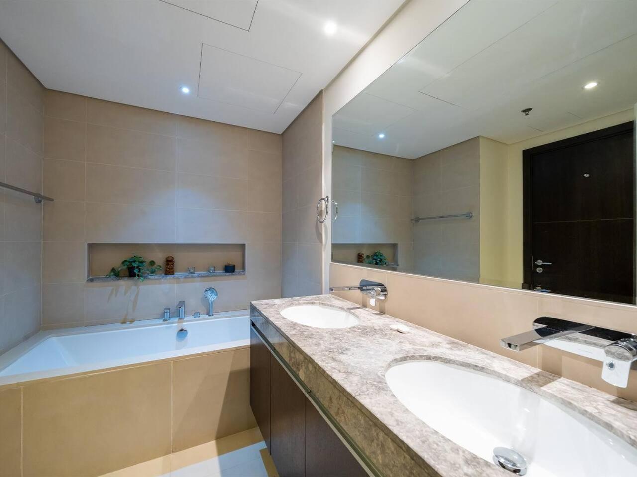 Apartment Stylish 2 Bedroom With Stunning Creek And Skyline Views Dubai