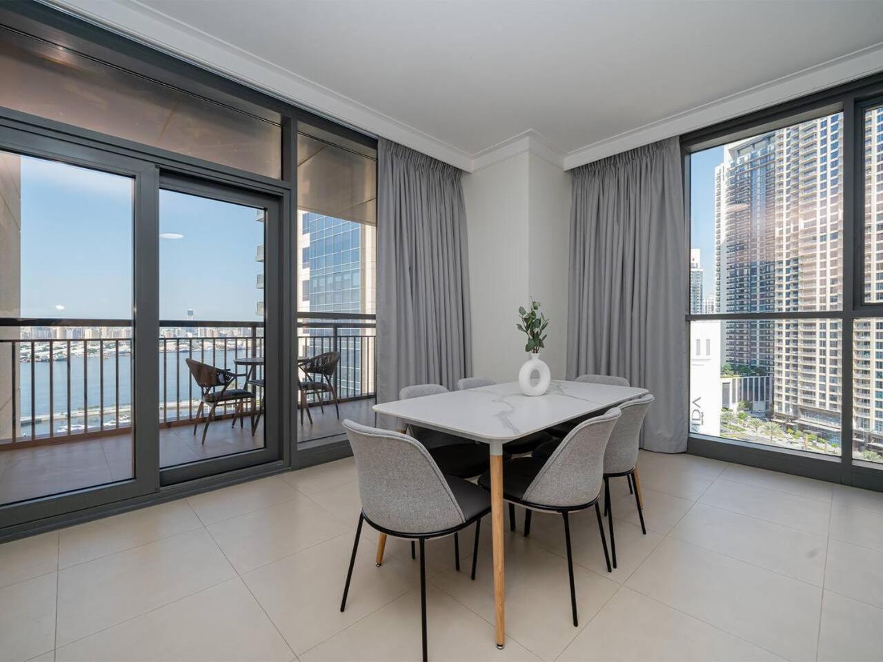 Stylish 2 Bedroom With Stunning Creek And Skyline Views Apartment *