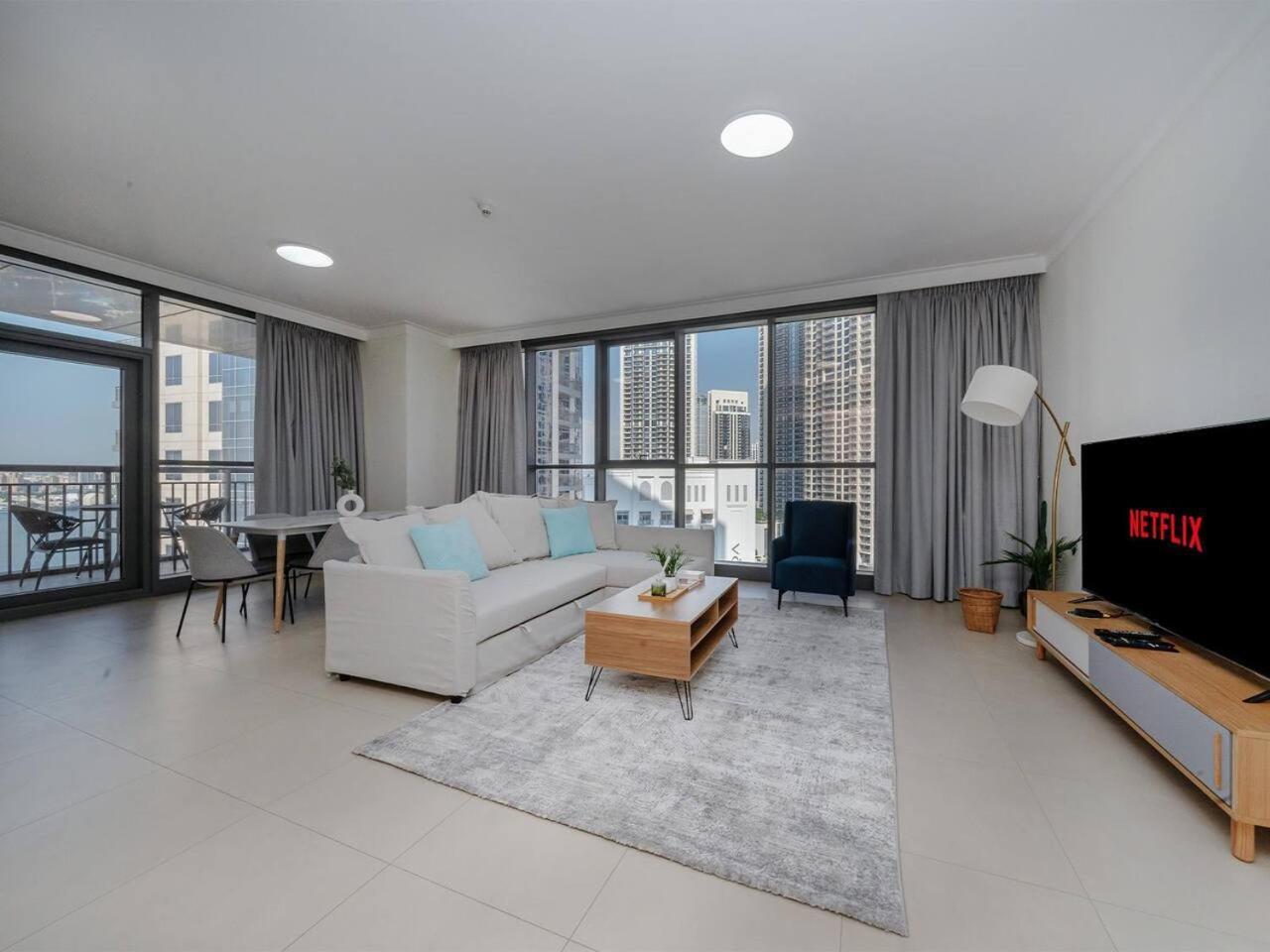 Stylish 2 Bedroom With Stunning Creek And Skyline Views *