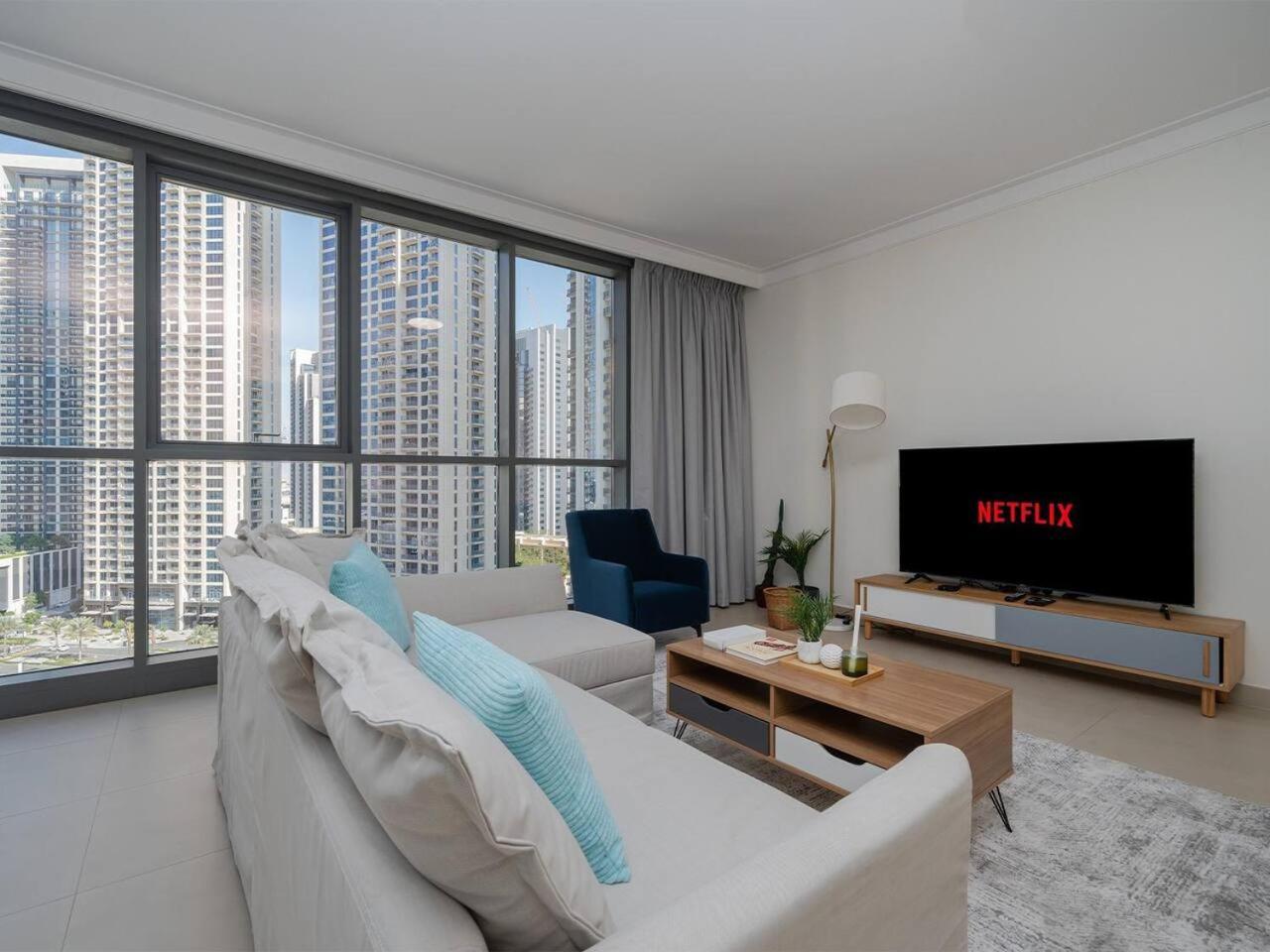 Stylish 2 Bedroom With Stunning Creek And Skyline Views Dubai