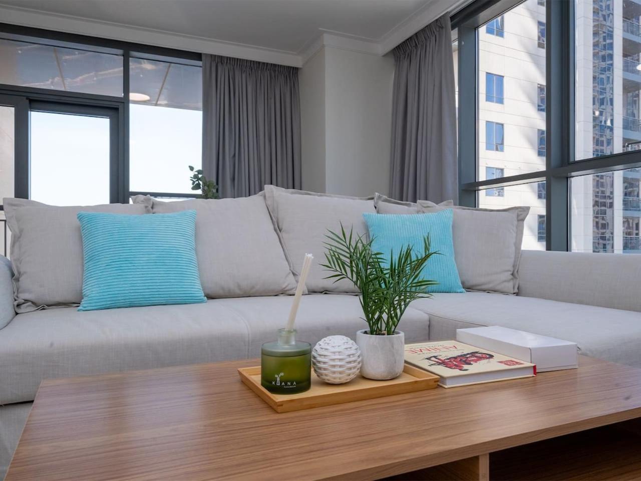 Stylish 2 Bedroom With Stunning Creek And Skyline Views *