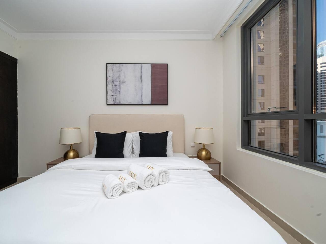 Stylish 2 Bedroom With Stunning Creek And Skyline Views Dubai
